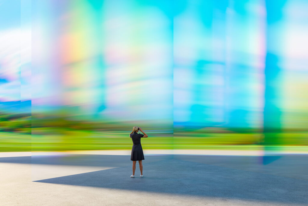 Eine Frau in einer futuristischen Landschaft mit einem VR-Headset
