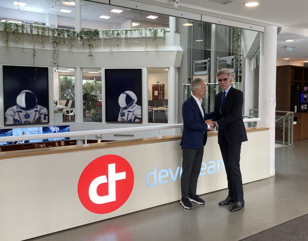 Les PDG de Devoteam et de ServiceNow, Stanislas de Bentzmann et Bill McDermott, se sont rencontrés au siège de Devoteam.